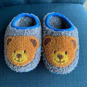 Toddler Bear slippers. Cozy and warm. toddle 7.5 like new.